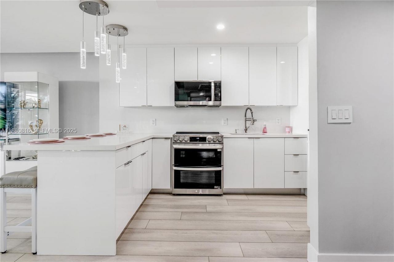 100 Lincoln Rd, Unit 323, Miami Beach, FL 33139 Photo