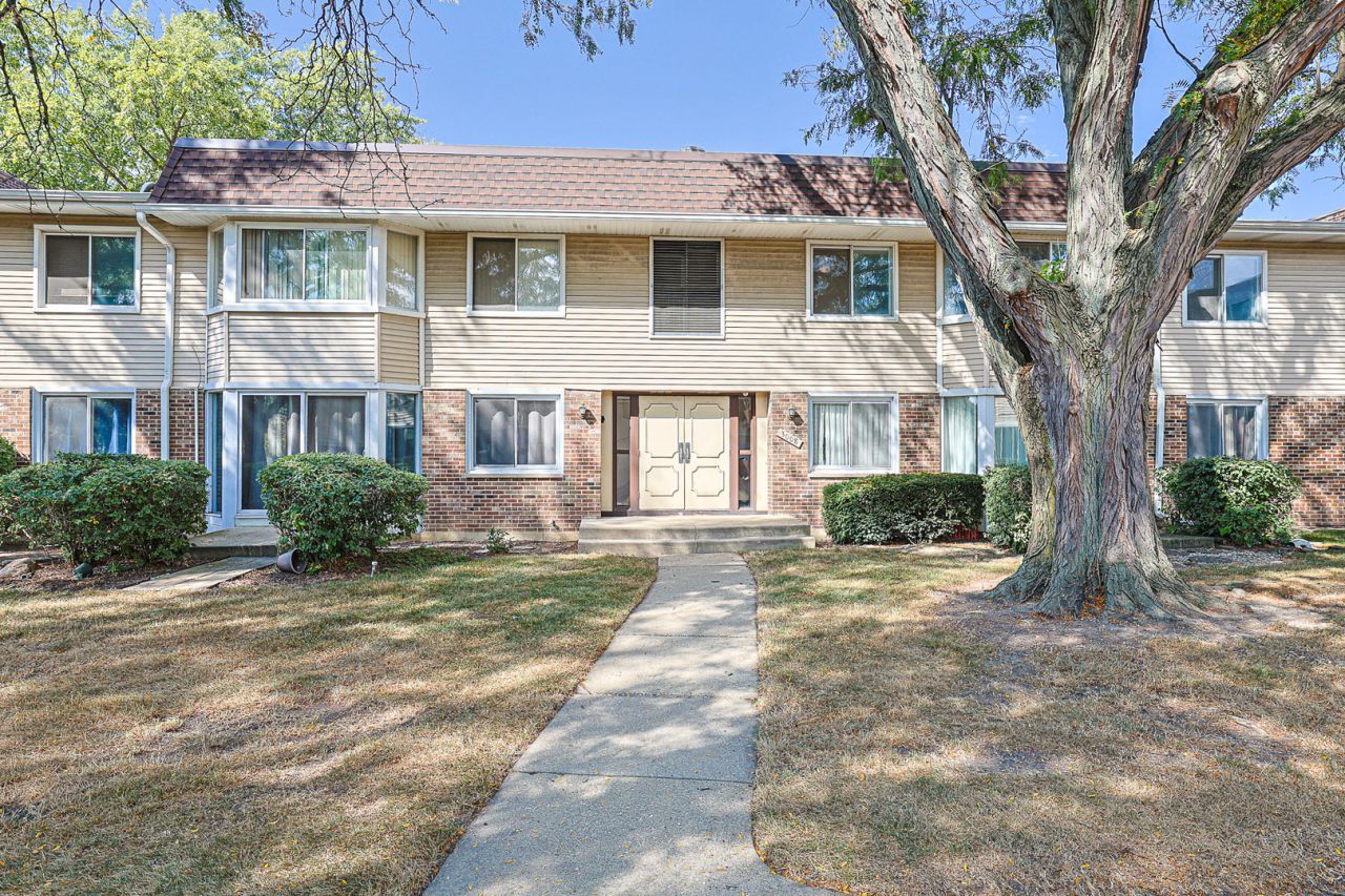 3008 Roberts Drive, Unit 5, Woodridge, IL 60517 Main Photo