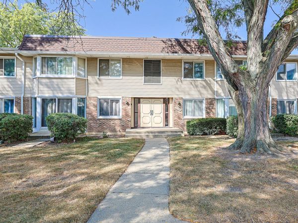 3008 Roberts Drive, Unit 5, Woodridge, IL 60517