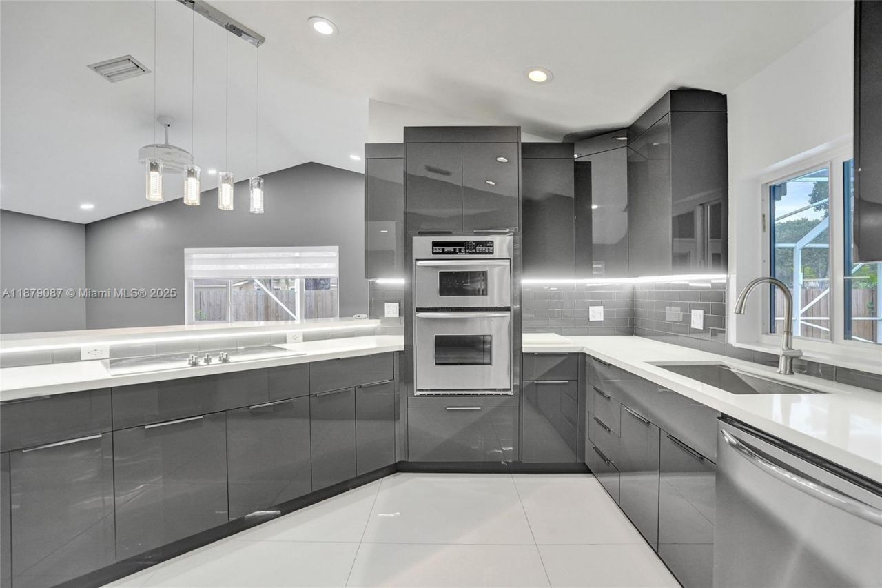 1321 SW 102nd Ave, Pembroke Pines, FL 33025 Photo