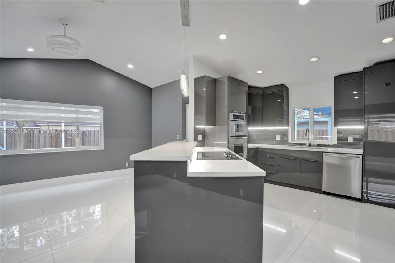 1321 SW 102nd Ave, Pembroke Pines, FL 33025 Photo