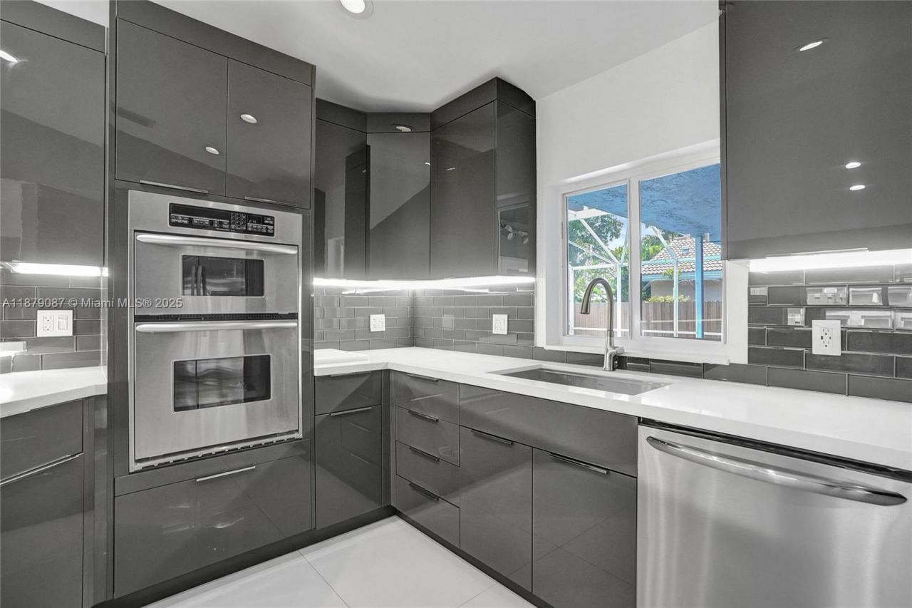 1321 SW 102nd Ave, Pembroke Pines, FL 33025 Photo