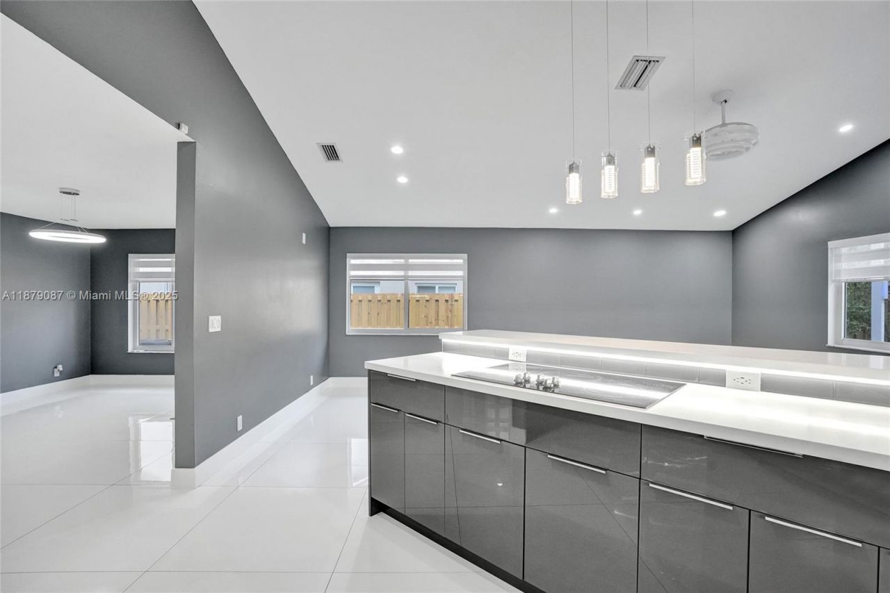 1321 SW 102nd Ave, Pembroke Pines, FL 33025 Photo