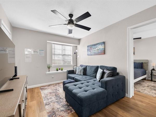 1712 Crest Point Drive, Arlington, TX 76012