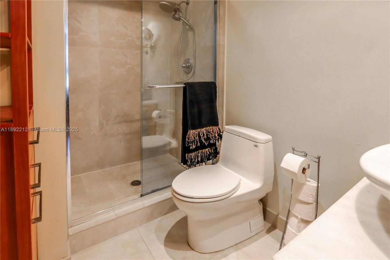 126 Golden Isles Dr, Unit 32A, Hallandale Beach, FL 33009 Photo