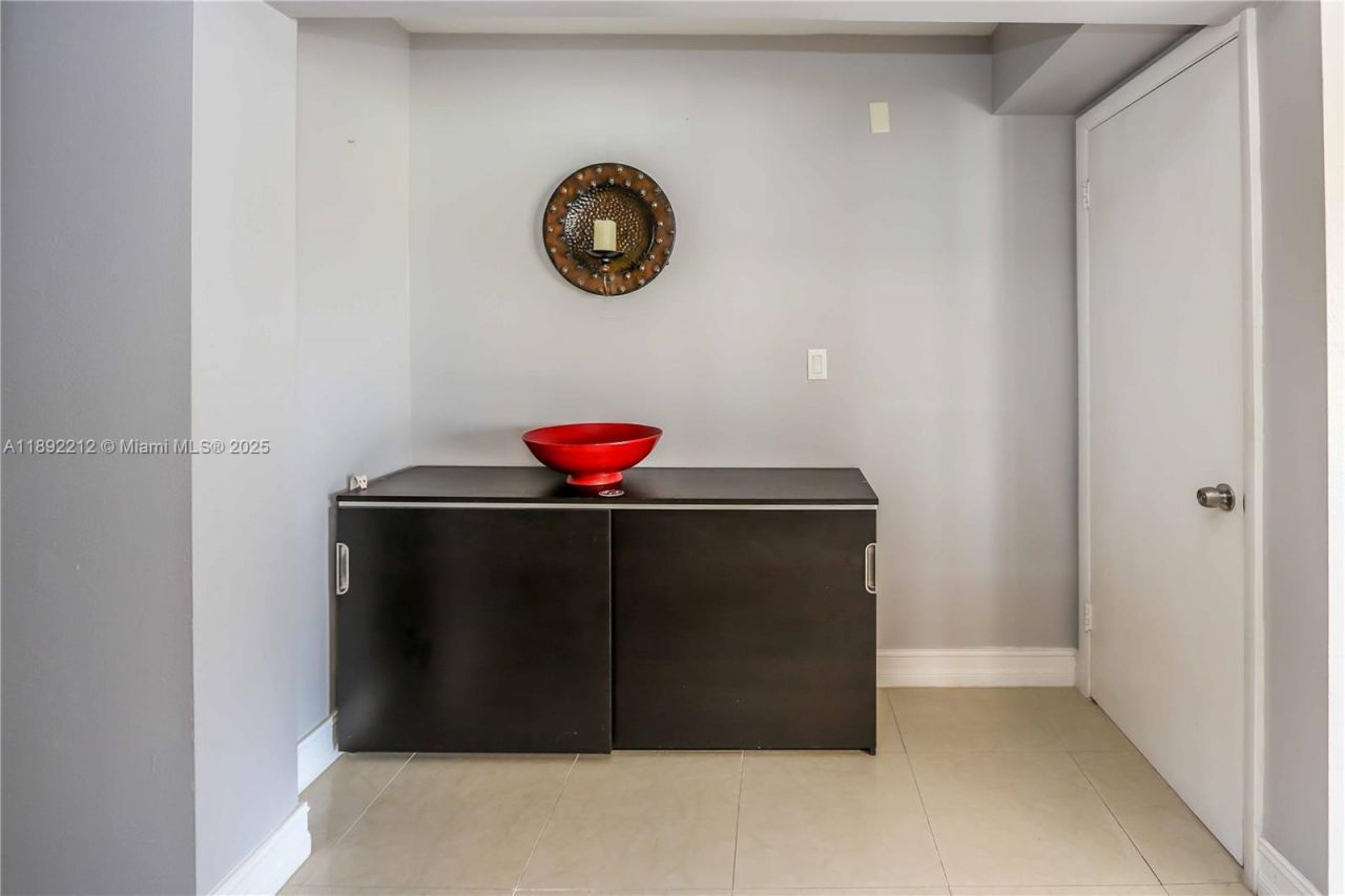 126 Golden Isles Dr, Unit 32A, Hallandale Beach, FL 33009 Photo