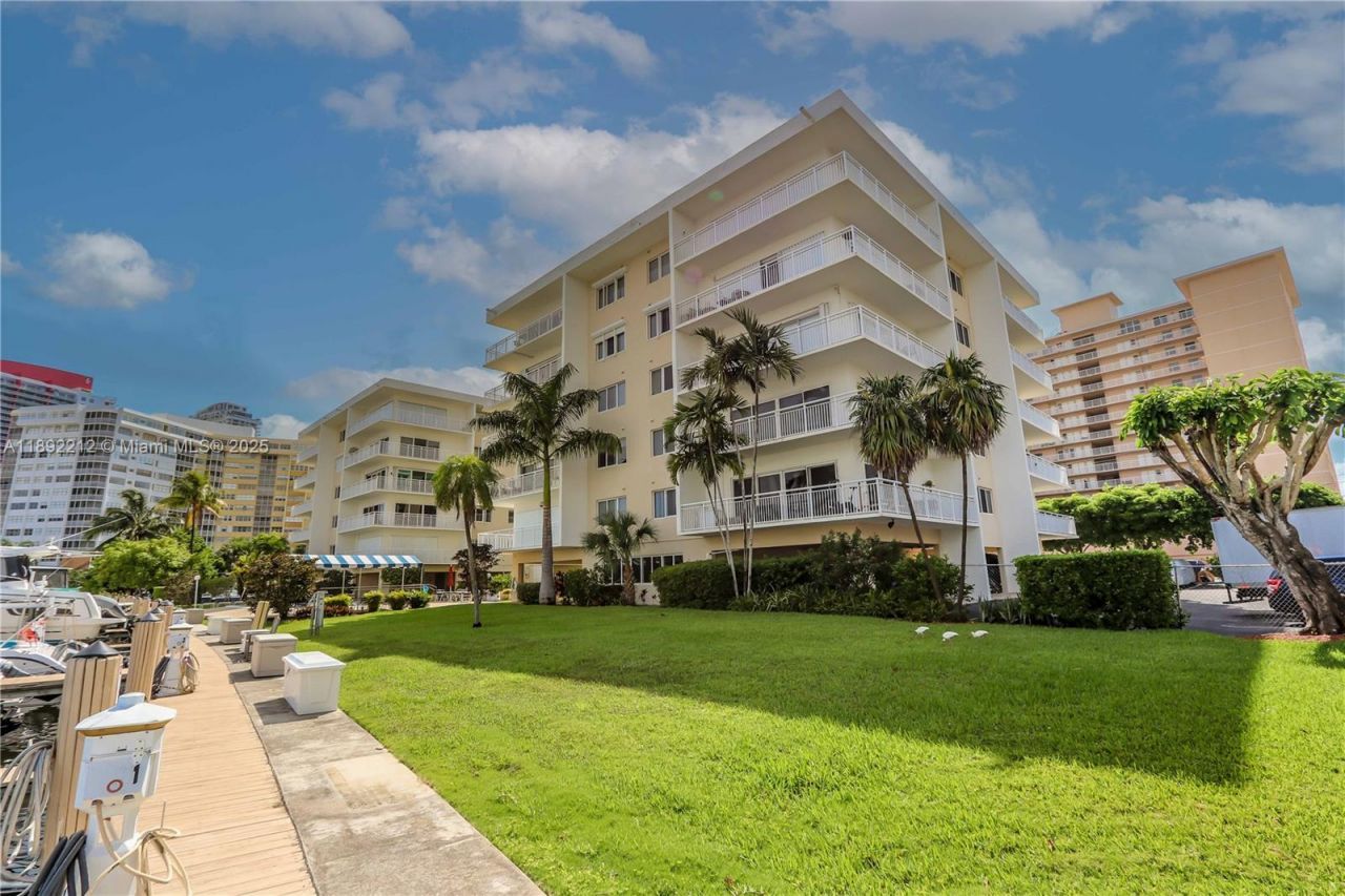 126 Golden Isles Dr, Unit 32A, Hallandale Beach, FL 33009 Photo