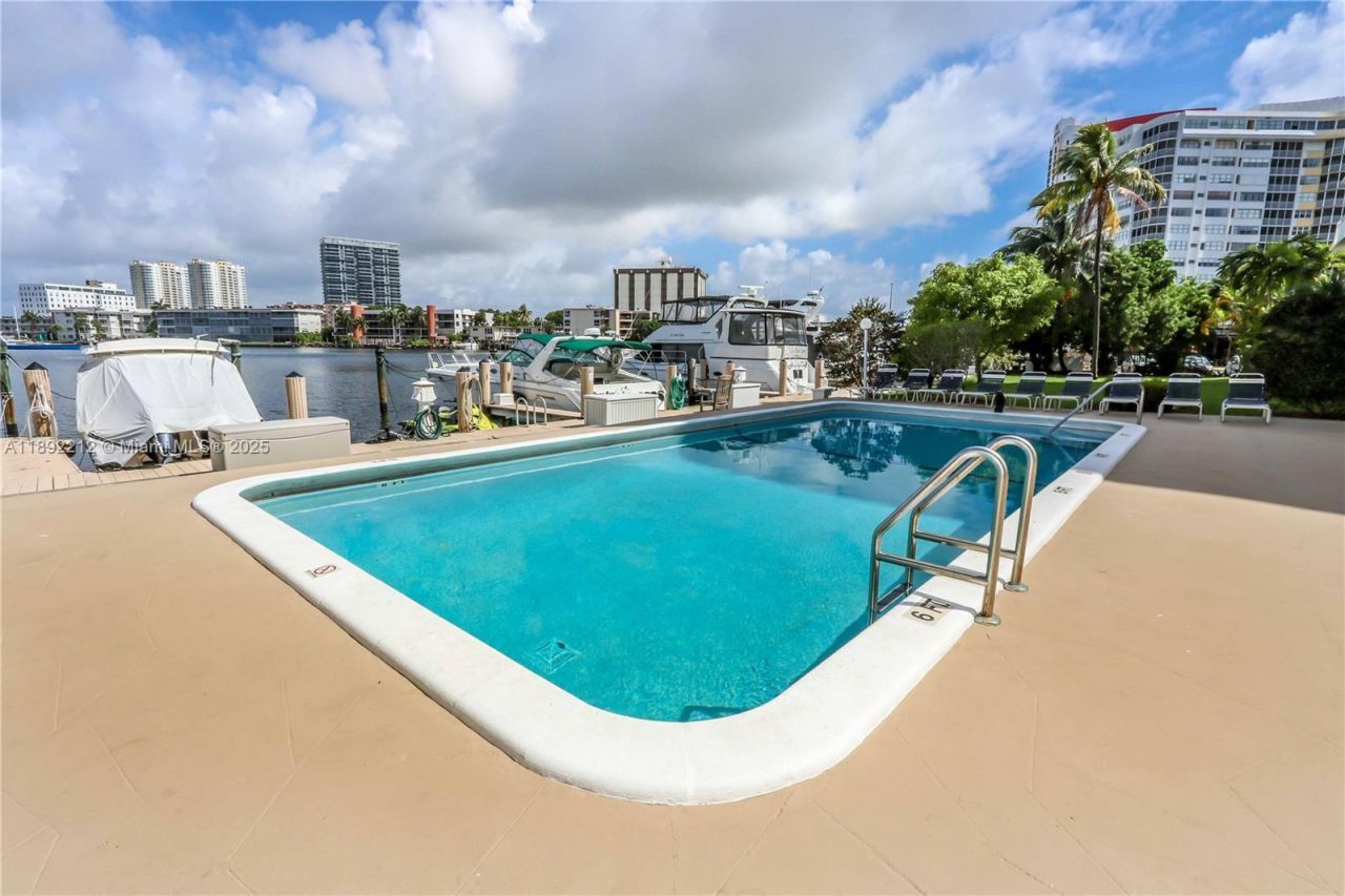 126 Golden Isles Dr, Unit 32A, Hallandale Beach, FL 33009 Photo