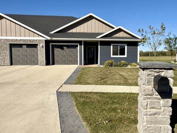 2017 KEMP PLACE E, Watertown, SD 57201