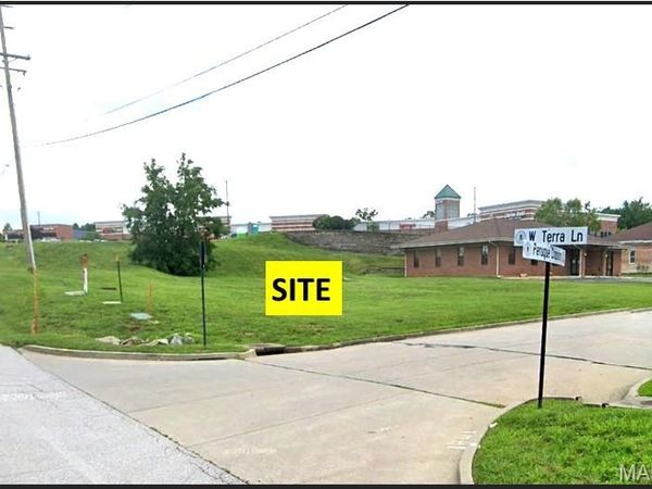 1001 Peruque Crossing Court, O'Fallon, MO 63366