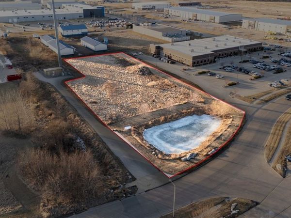 1530 Hawkeye Drive, Hiawatha, IA 52233