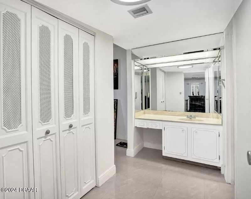 3675 N Country Club Drive, Unit 2110, Aventura, FL 33180 Photo