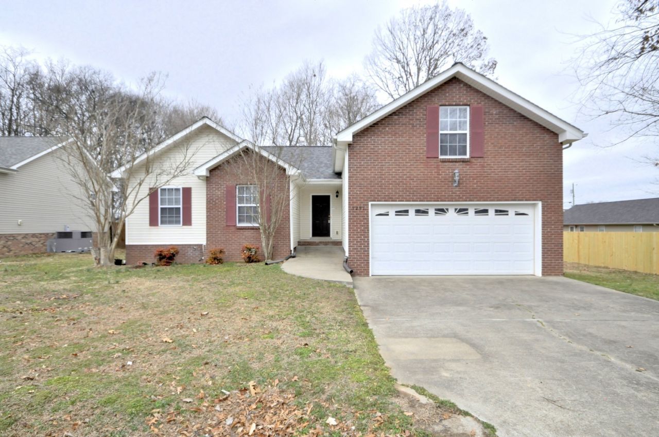 3291 S Senseney Cir, Clarksville, TN 37042 Main Photo