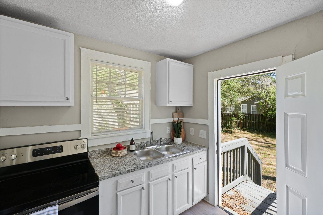 2671 Olympia Avenue Photo 9