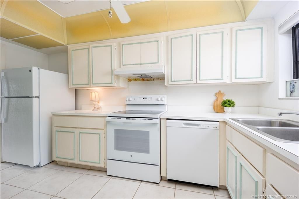 3901 SE Saint Lucie Boulevard, Unit B14, Stuart, FL 34997 Photo