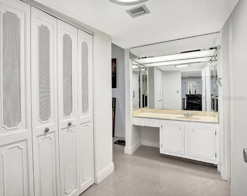 3675 N Country Club Drive, Unit 2110, Miami, FL 33180 Photo