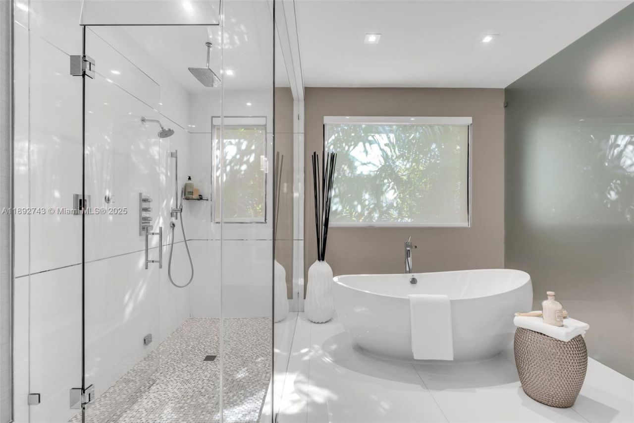 124 Park Dr, Bal Harbour, FL 33154 Photo