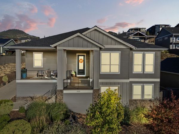 523 W La Strada Circle, Medford, OR 97504