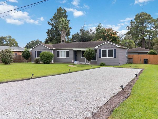 518 Loreauville Road , New Iberia, LA 70563