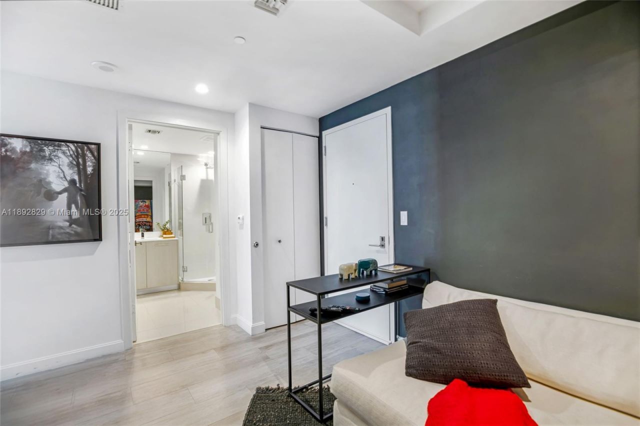 55 SW 9th St, Unit 3205, Miami, FL 33130 Photo