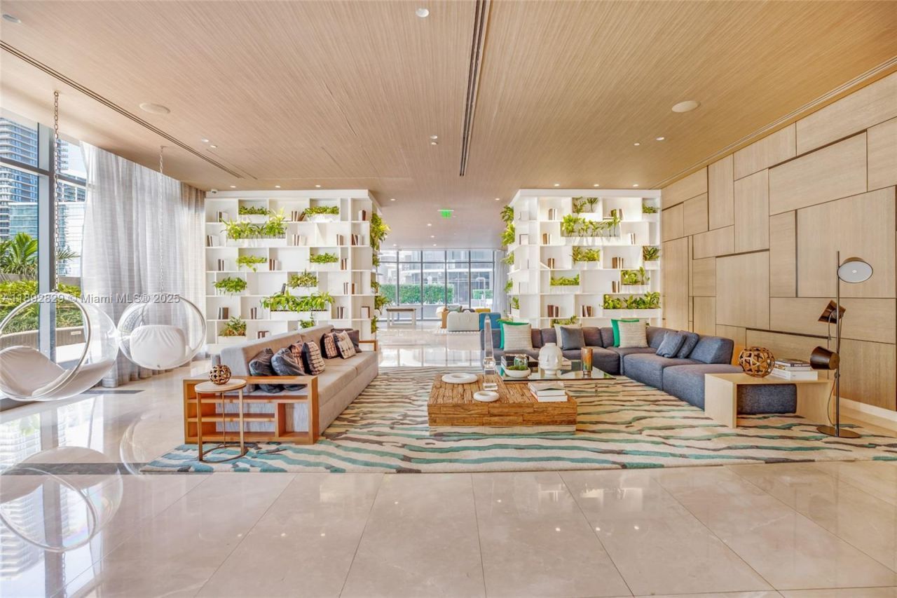 55 SW 9th St, Unit 3205, Miami, FL 33130 Photo