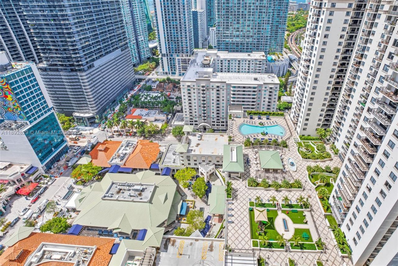 55 SW 9th St, Unit 3205, Miami, FL 33130 Photo