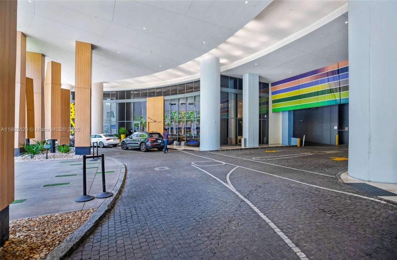 55 SW 9th St, Unit 3205, Miami, FL 33130 Photo