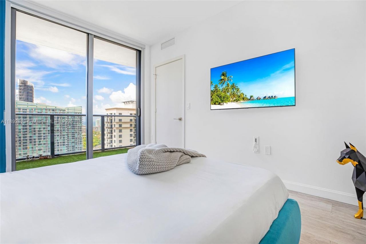 55 SW 9th St, Unit 3205, Miami, FL 33130 Photo