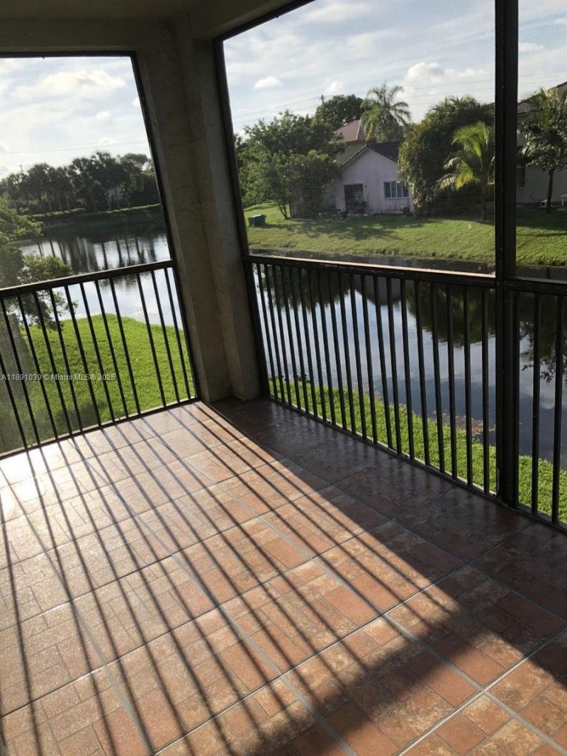 151 Lakeview Dr, Unit 201, Weston, FL 33326 Photo