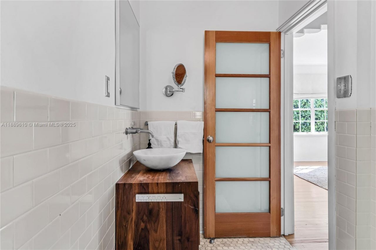 8 Century Ln, Miami Beach, FL 33139 Photo