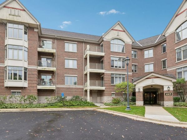 445 Village Green Court, Unit 201, Lincolnshire, IL 60069