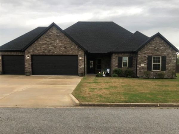 18061 Astor Drive, Fayetteville, AR 72704