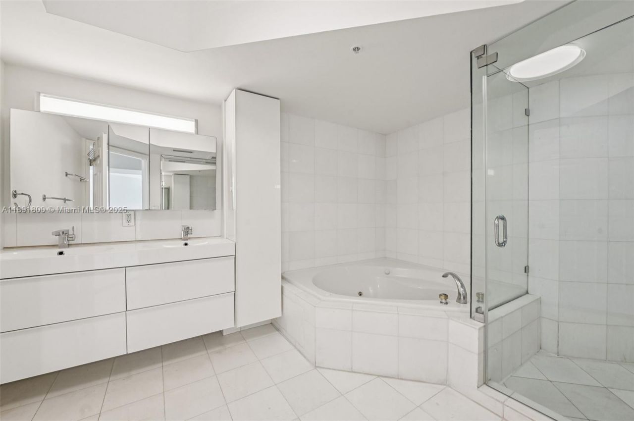 6301 Collins Ave, Unit 2203, Miami Beach, FL 33141 Photo