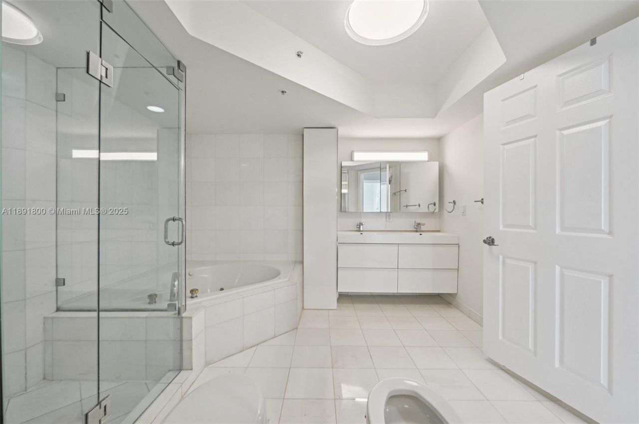 6301 Collins Ave, Unit 2203, Miami Beach, FL 33141 Photo