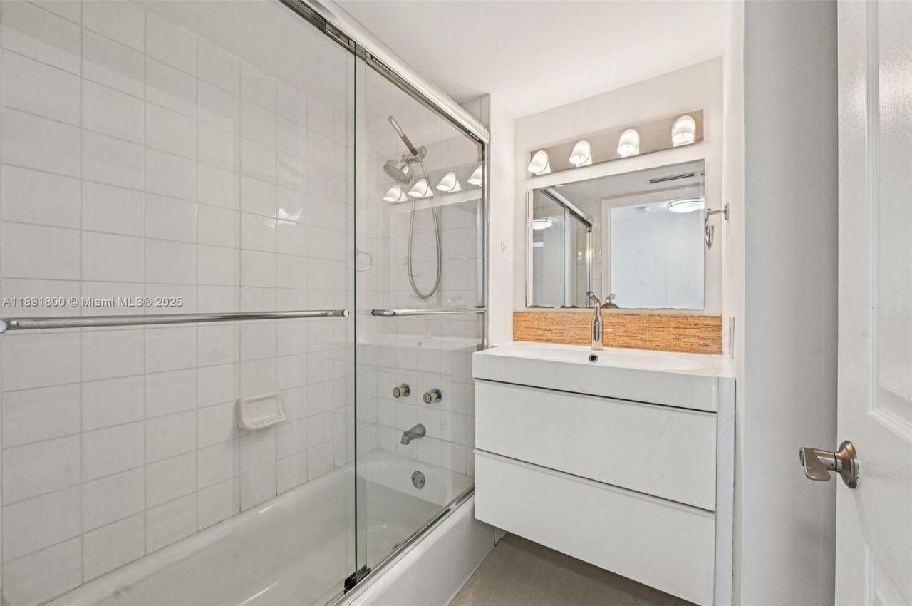 6301 Collins Ave, Unit 2203, Miami Beach, FL 33141 Photo