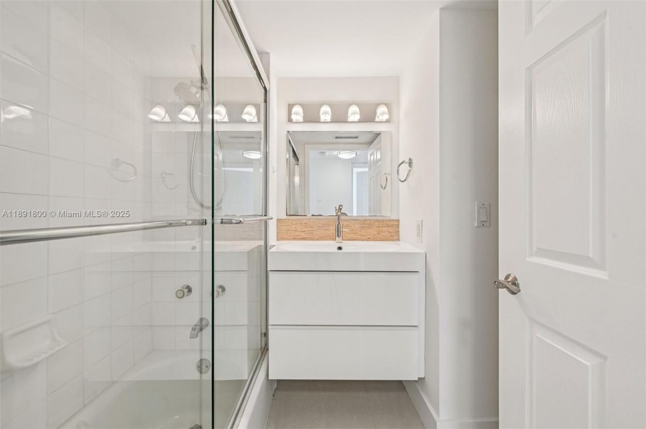 6301 Collins Ave, Unit 2203, Miami Beach, FL 33141 Photo