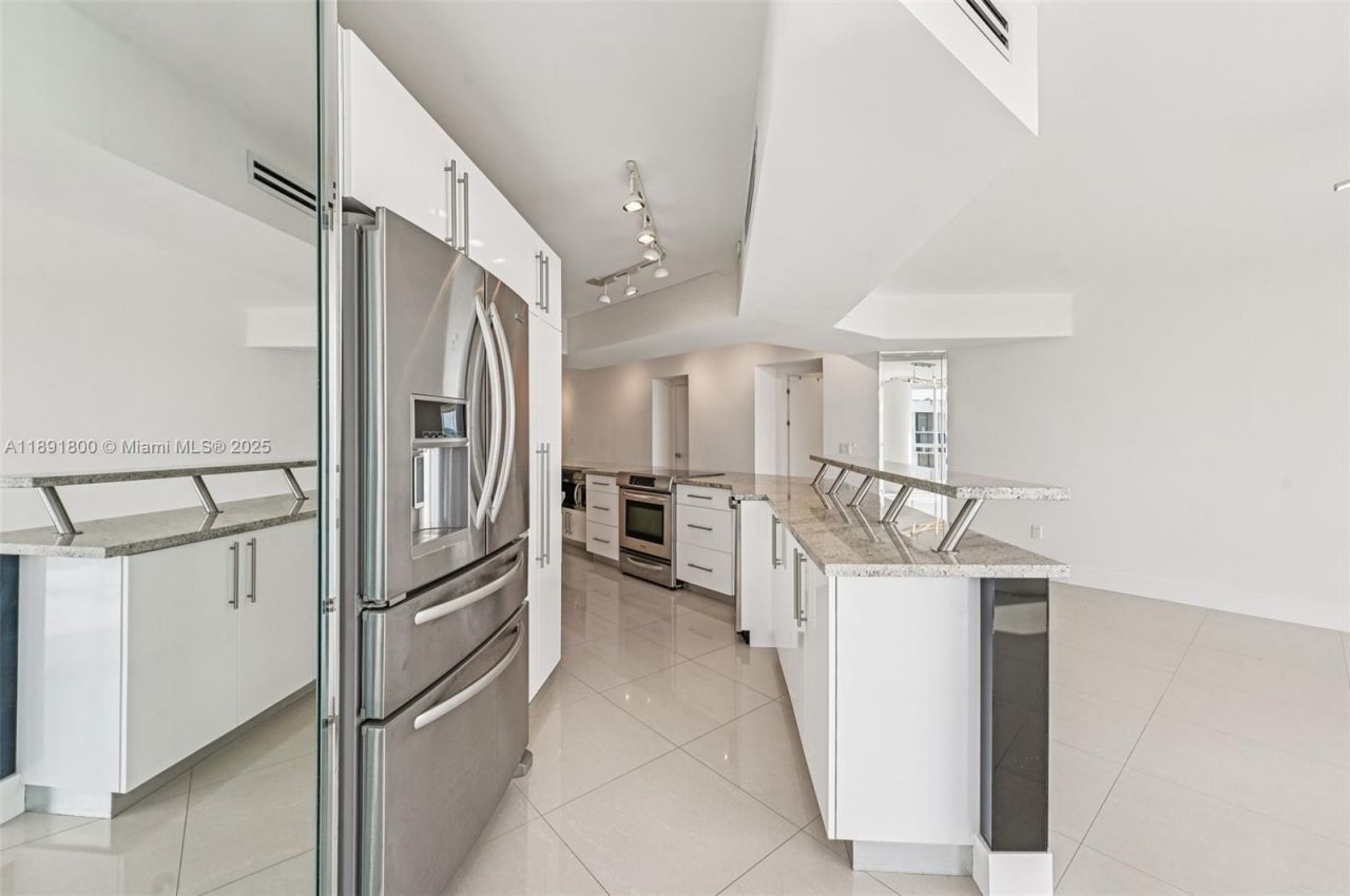 6301 Collins Ave, Unit 2203, Miami Beach, FL 33141 Photo