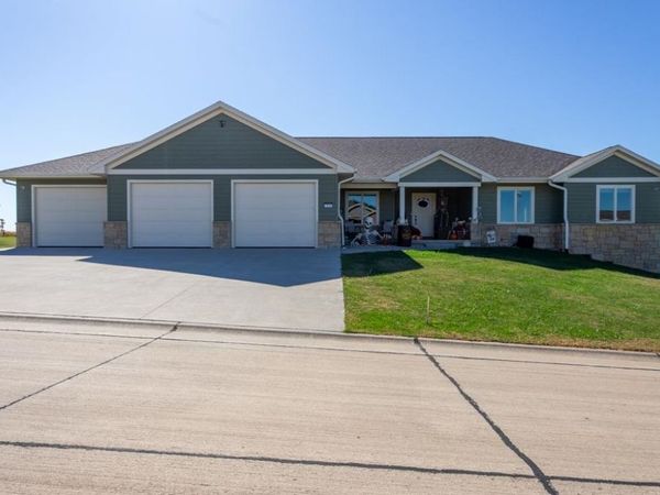7630 Kaia Drive, Peosta, IA 52068
