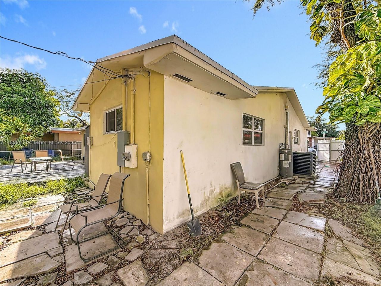 605 NE 164th St, Miami, FL 33162 Photo