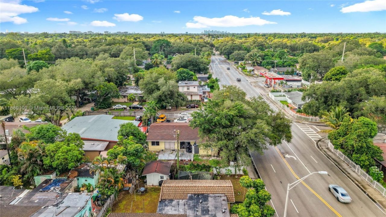 605 NE 164th St, Miami, FL 33162 Photo