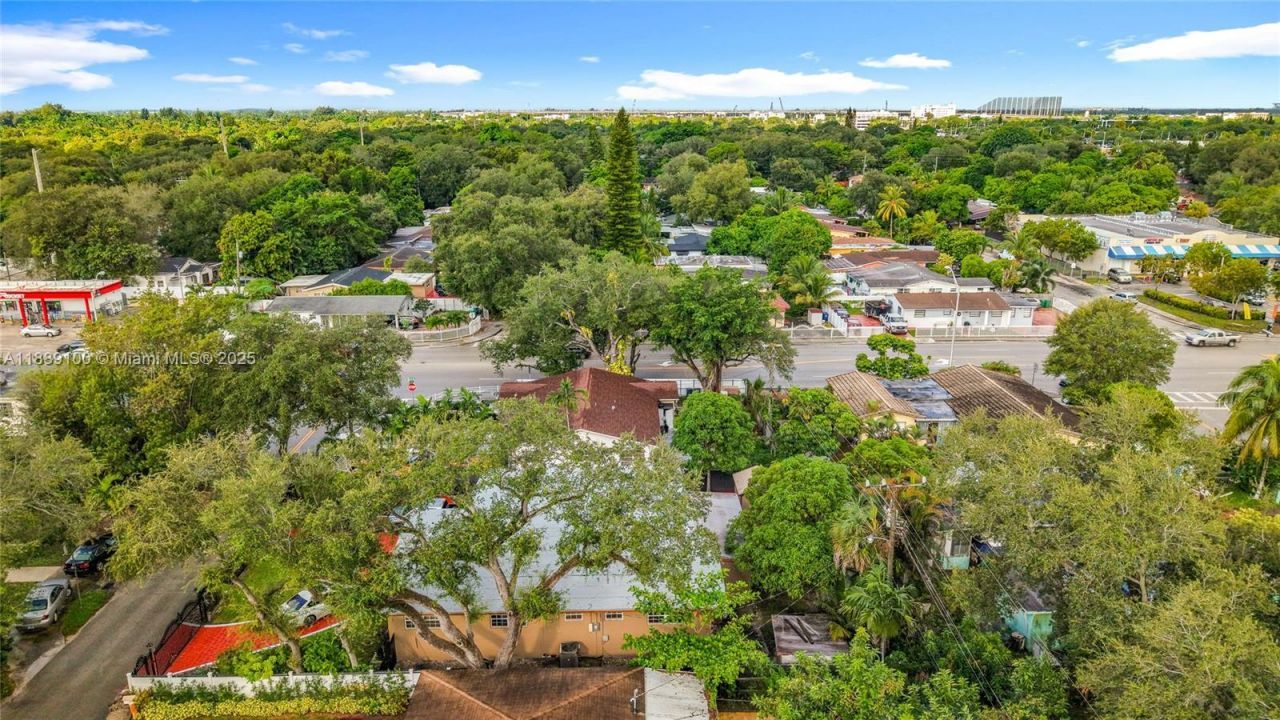605 NE 164th St, Miami, FL 33162 Photo