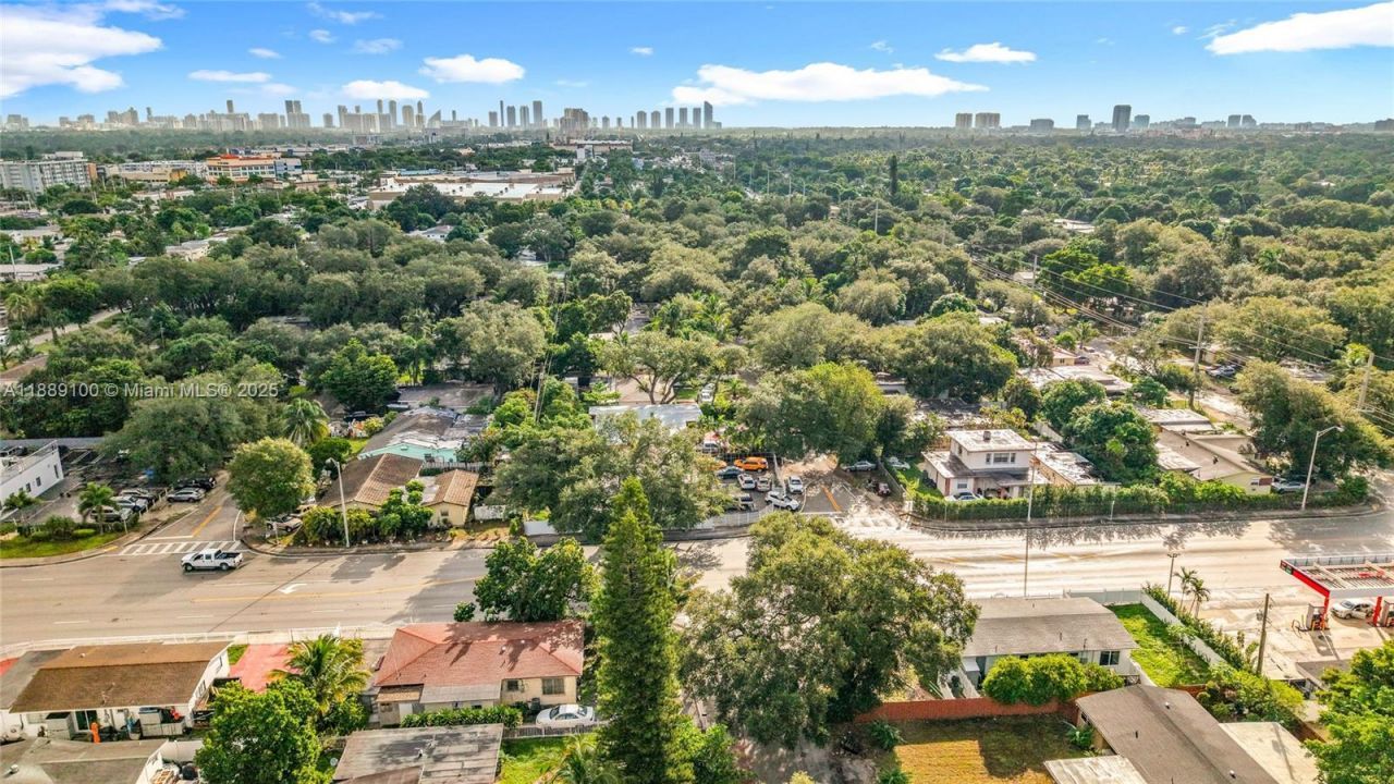 605 NE 164th St, Miami, FL 33162 Photo