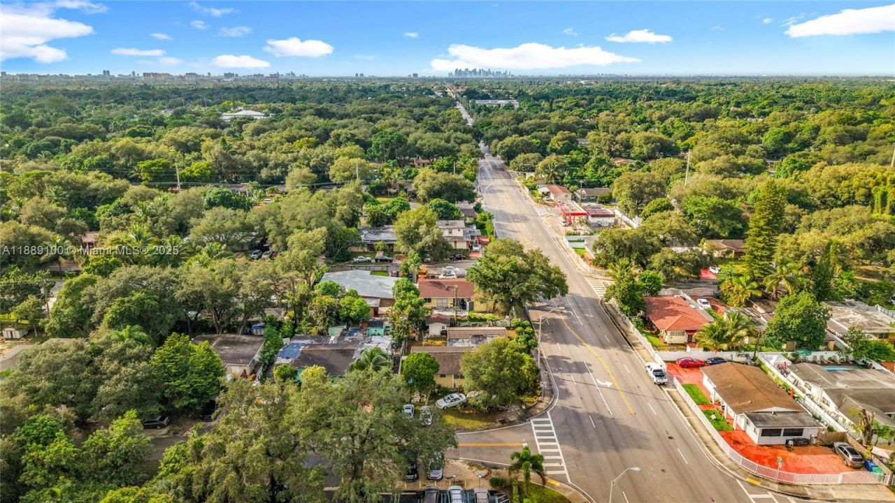 605 NE 164th St, Miami, FL 33162 Photo