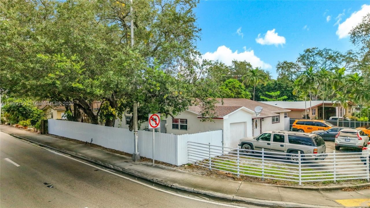 605 NE 164th St, Miami, FL 33162 Photo