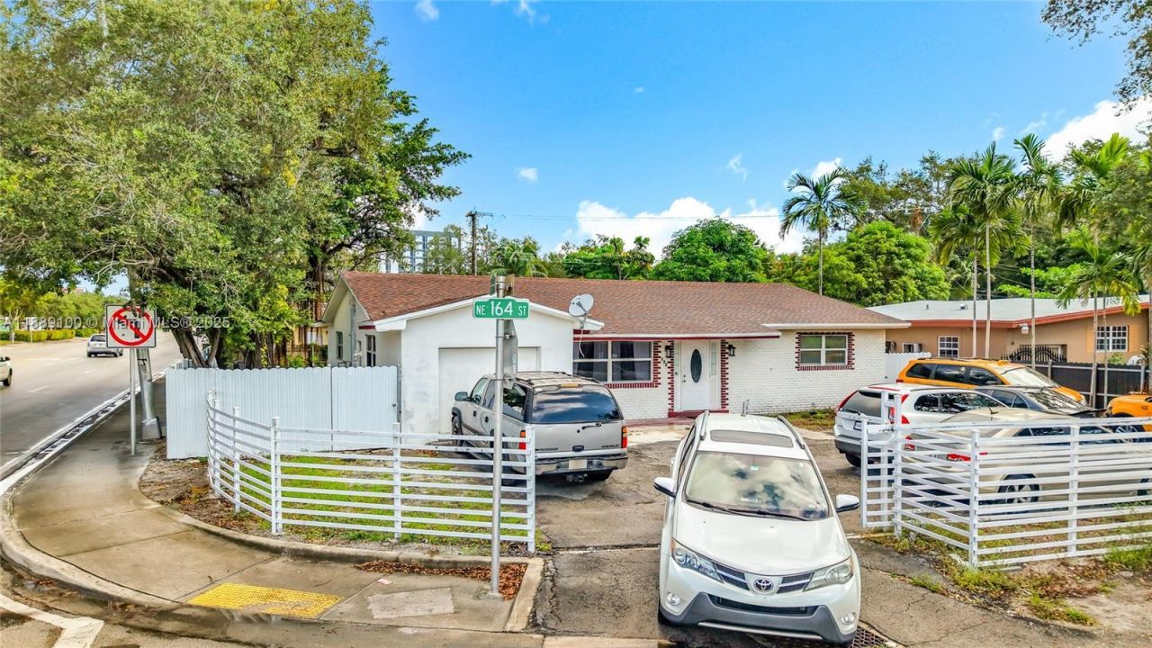 605 NE 164th St, Miami, FL 33162 Photo