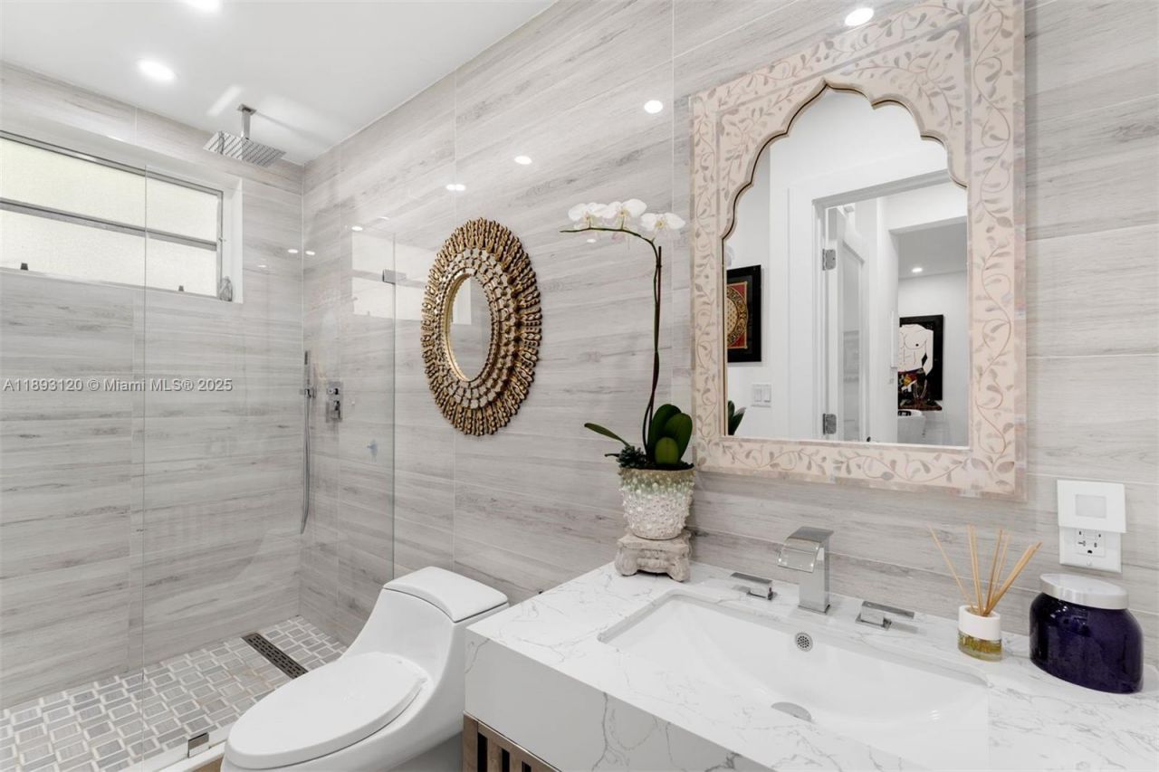 4720 Pine Tree Drive, Unit 2, Miami Beach, FL 33140 Photo