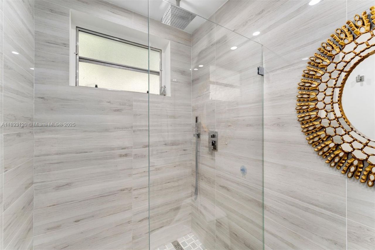 4720 Pine Tree Drive, Unit 2, Miami Beach, FL 33140 Photo