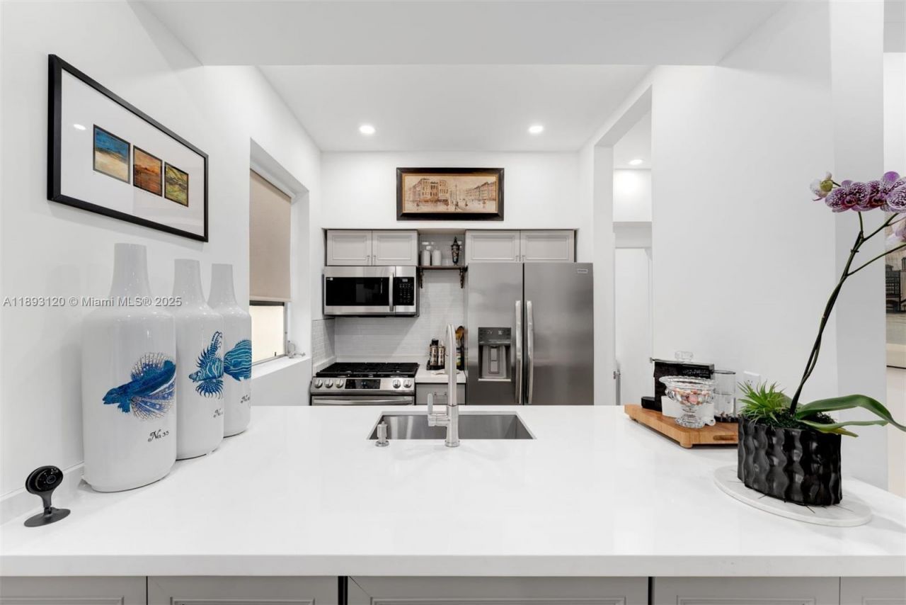 4720 Pine Tree Drive, Unit 2, Miami Beach, FL 33140 Photo