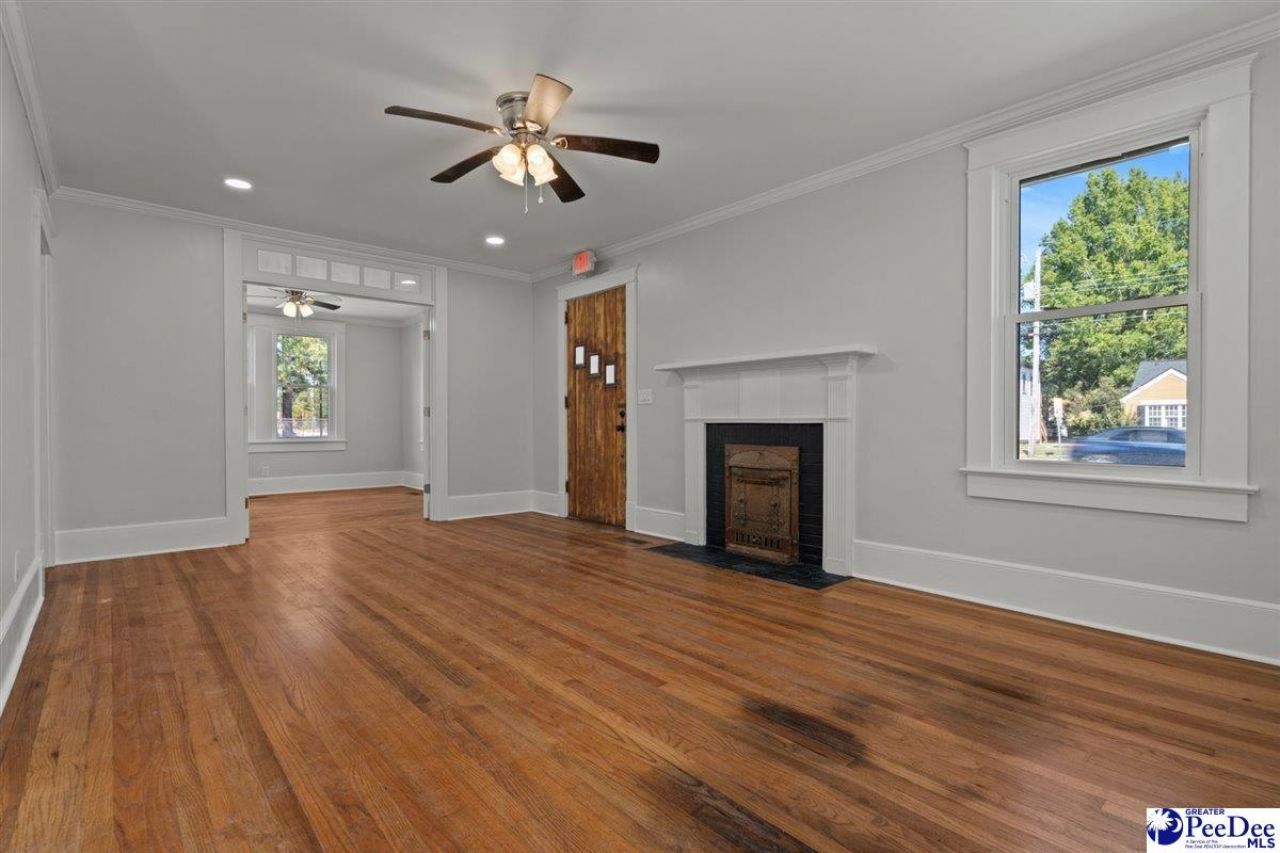 910 W Evans St Photo 4