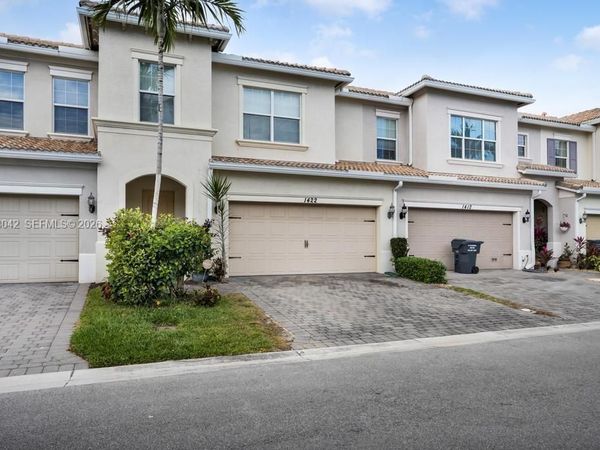 1422 Silk Oak Dr, Hollywood, FL 33021